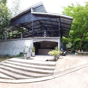 Live In Leaf Hostel
